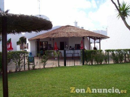 ALQUILO ADOSADO DE TRES DORMITORIOS EN CHICLANA